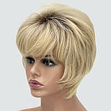 Перука коротка, красива об'ємна жіноча стрижка з термоволосся 160℃, колір блонд з темним корінням, фото 3