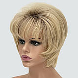 Перука коротка, красива об'ємна жіноча стрижка з термоволосся 160℃, колір блондин з темним корінням, фото 3