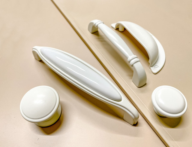 Белая ручка кнопка для мебели