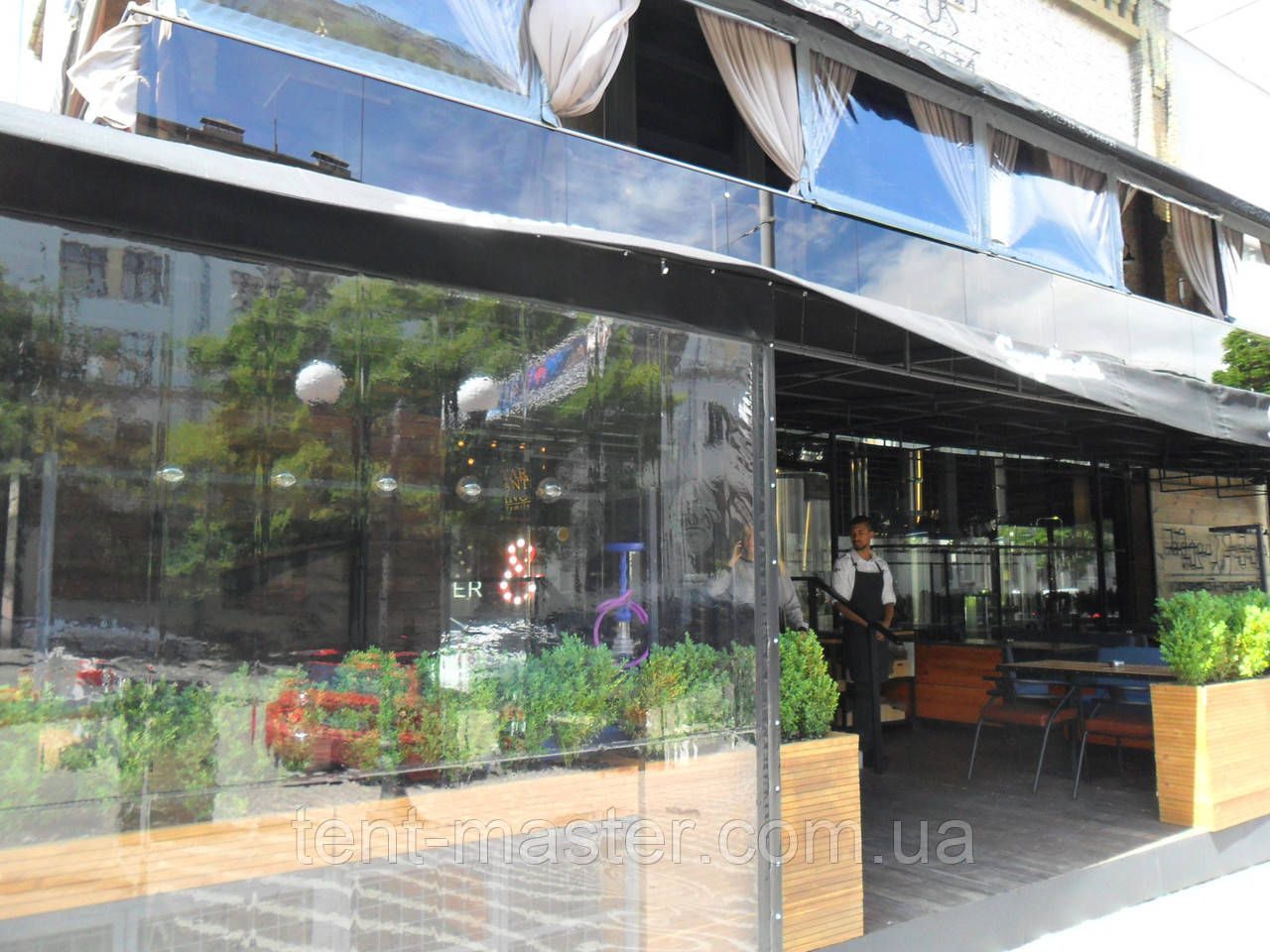 Прозорі ПВХ штори для літнього майданчика ресторану.