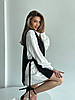Елегантний видовжений Жіночий костюм з білої Блузи та Чорної Жилетки накидки, фото 3
