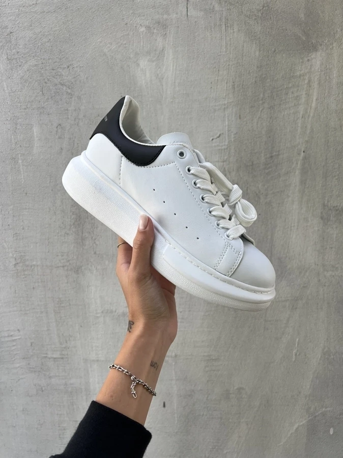 mcqueen noir et blanche