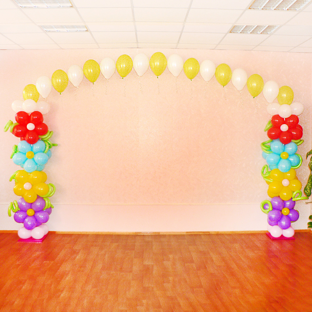 Оформлення випускного у дитячому садку садочку Прикраса актового залу Арка з гелієвих кульок Квіти з повітряних кульок