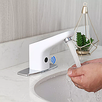 Бесконтактный смеситель для умывальника в ванную, современный хромированный смеситель с сенсором Белый "Kg"
