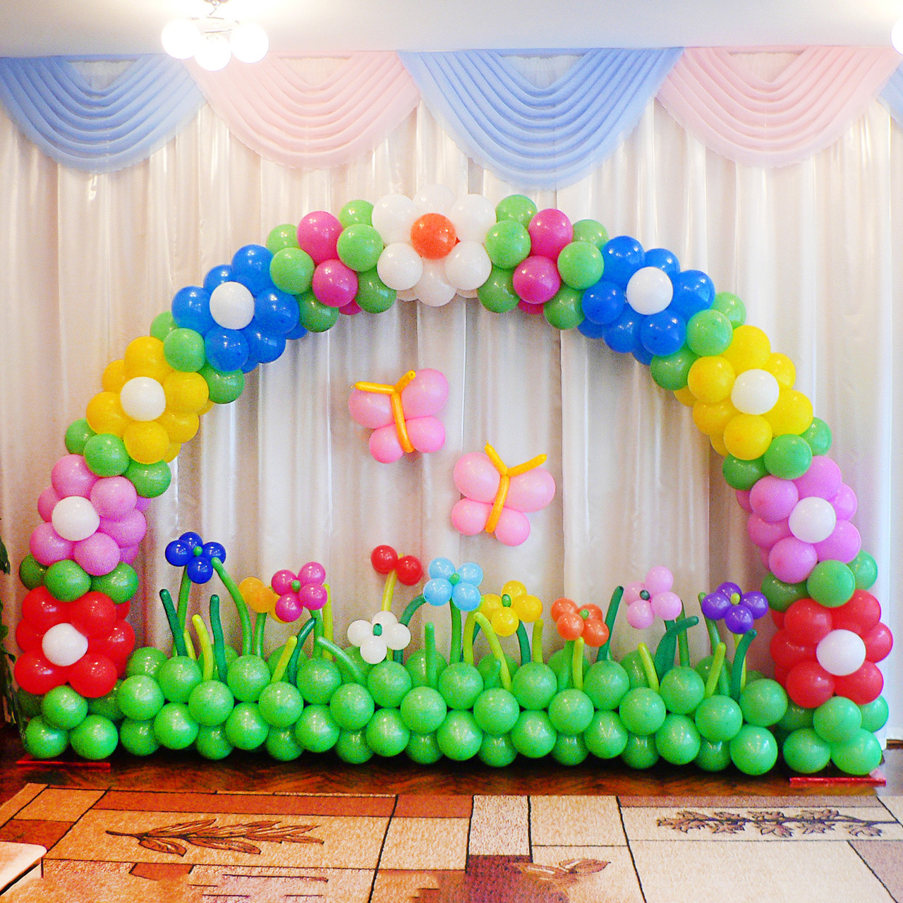 Оформлення на випускний у дитячому садку садочку Прикраса залу Арка з повітряних кульок Трава Квіти Метелики