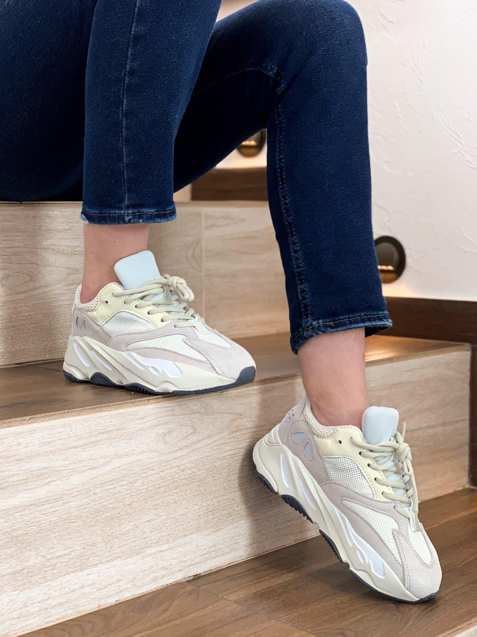 Yeezy 700 sales static v1
