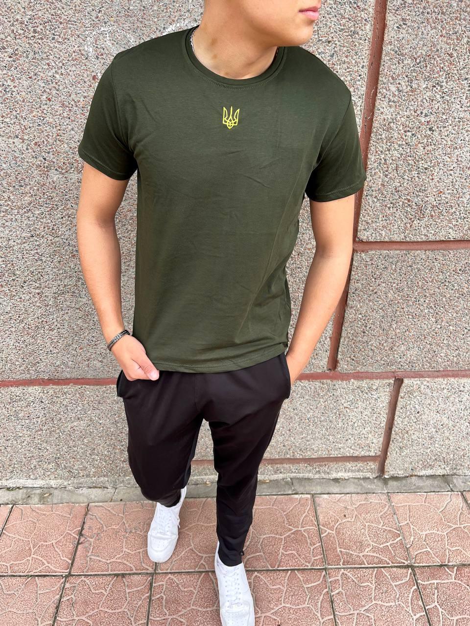Чоловіча патріотична футболка хакі з гербом України тризуб на грудях бавовняна, фото 1