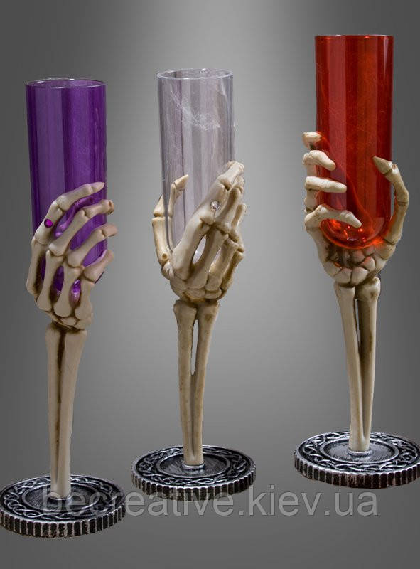 Червоний келих для шампанського з рукою скелета
