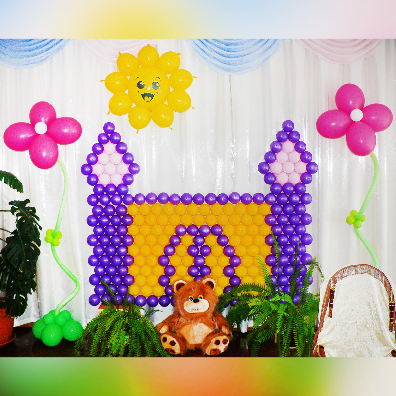 Оформлення на випускний у дитячому садку садочку Прикраса залу Замок (панно) з повітряних кульок Сонце Великі Квіти
