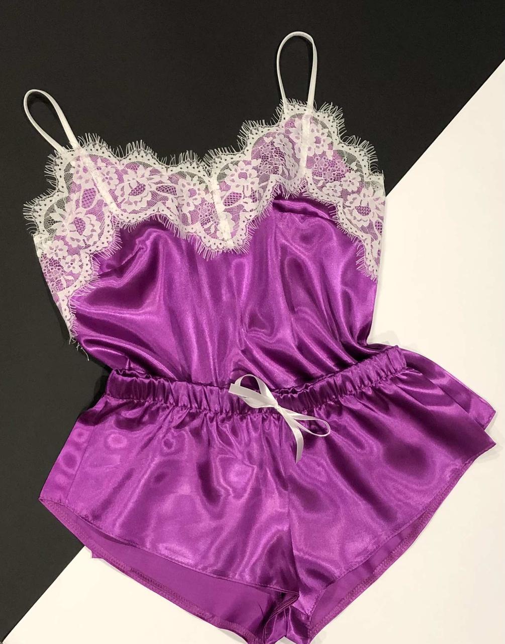 Жіноча піжама з мереживом.