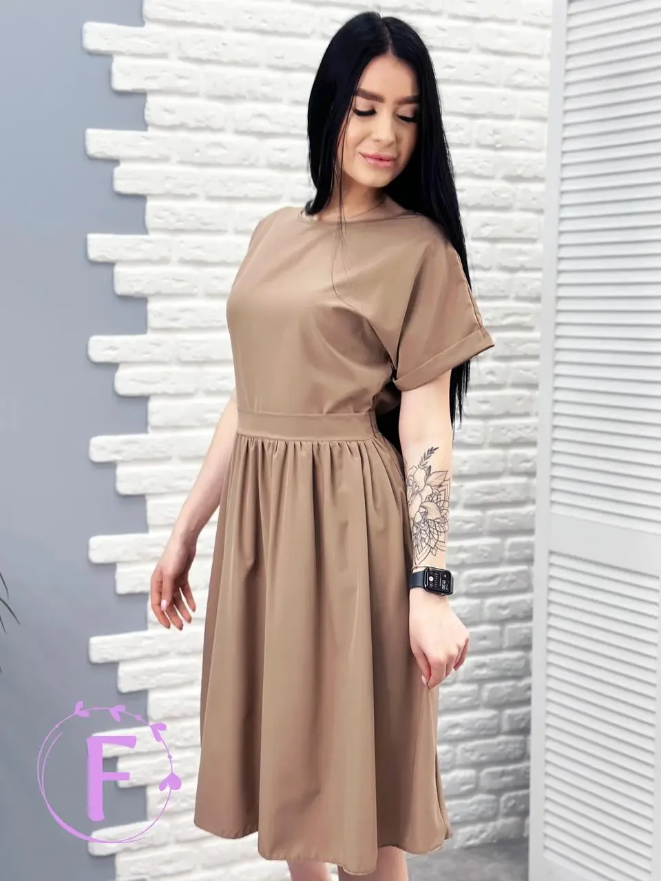Літня модна однотонна жіноча сукня нижче колін з короткими рукавами колір капучино