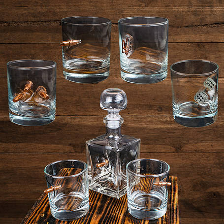 Келихи та склянки з кулею, якорем, болтом або гральною кісткою