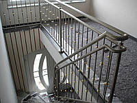 Перила нержавеющие на лестницу с вертикальными прутами 2