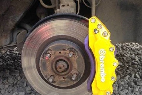 Декоративные накладки на тормозные суппорта Brembo ABS 4 шт Л Желтый Брембо - фото 4 - id-p1830248011