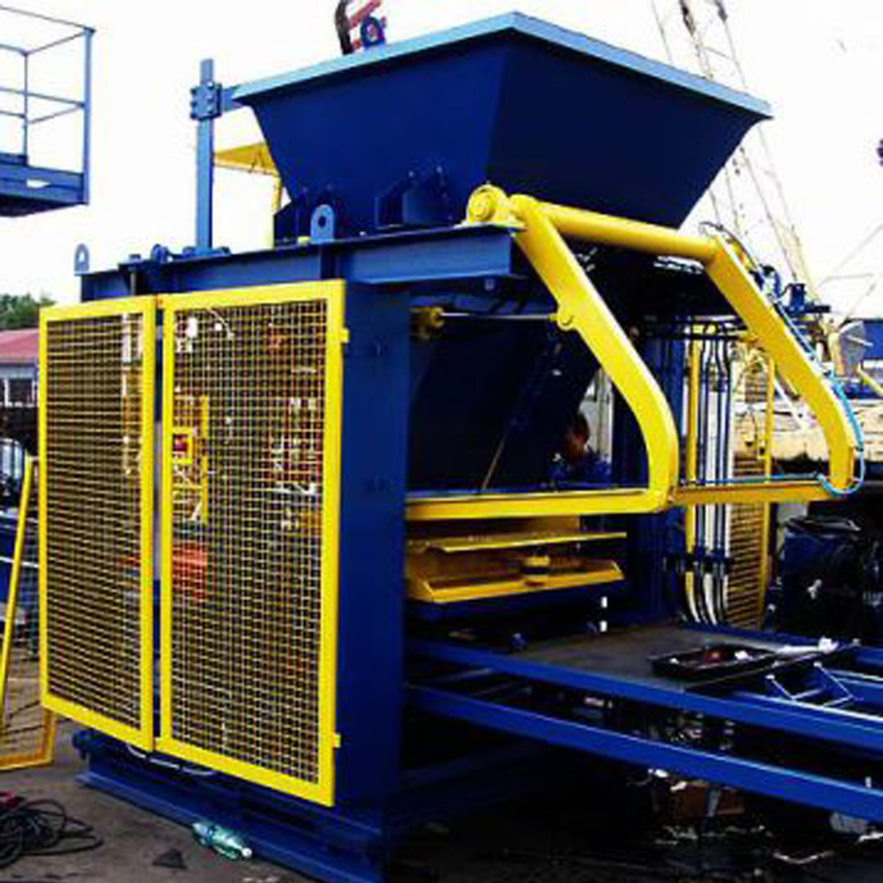 Стаціонарна формувальна машина для бетонних елементів ZPUH ROAD MFS TYTAN P-300