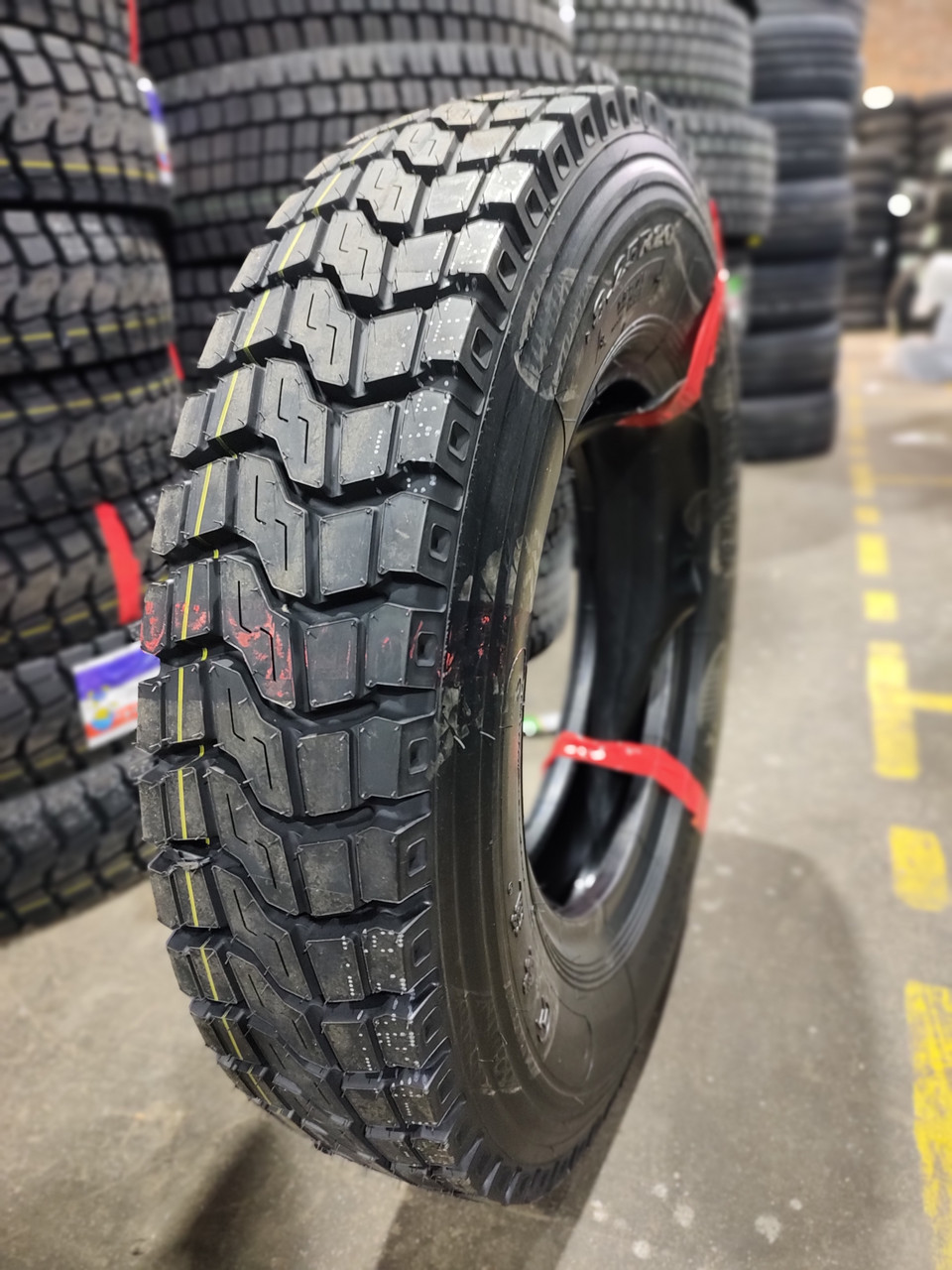 Шина 8.25R20 (240R508) 16сл 139/137K HS918 TAITONG (ведуча)
