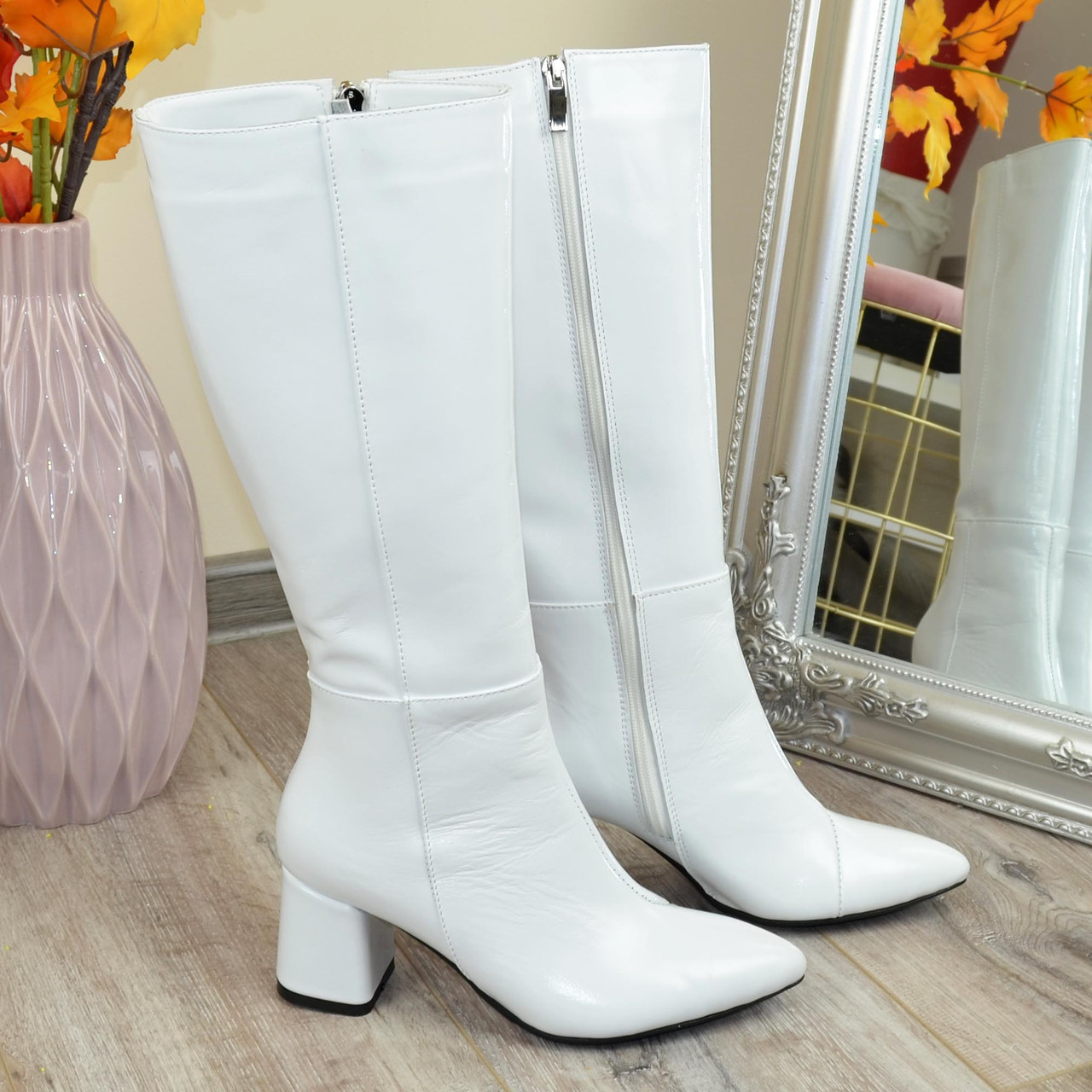 Чоботи жіночі лакові на стійкому підборі, колір білий, фото 1