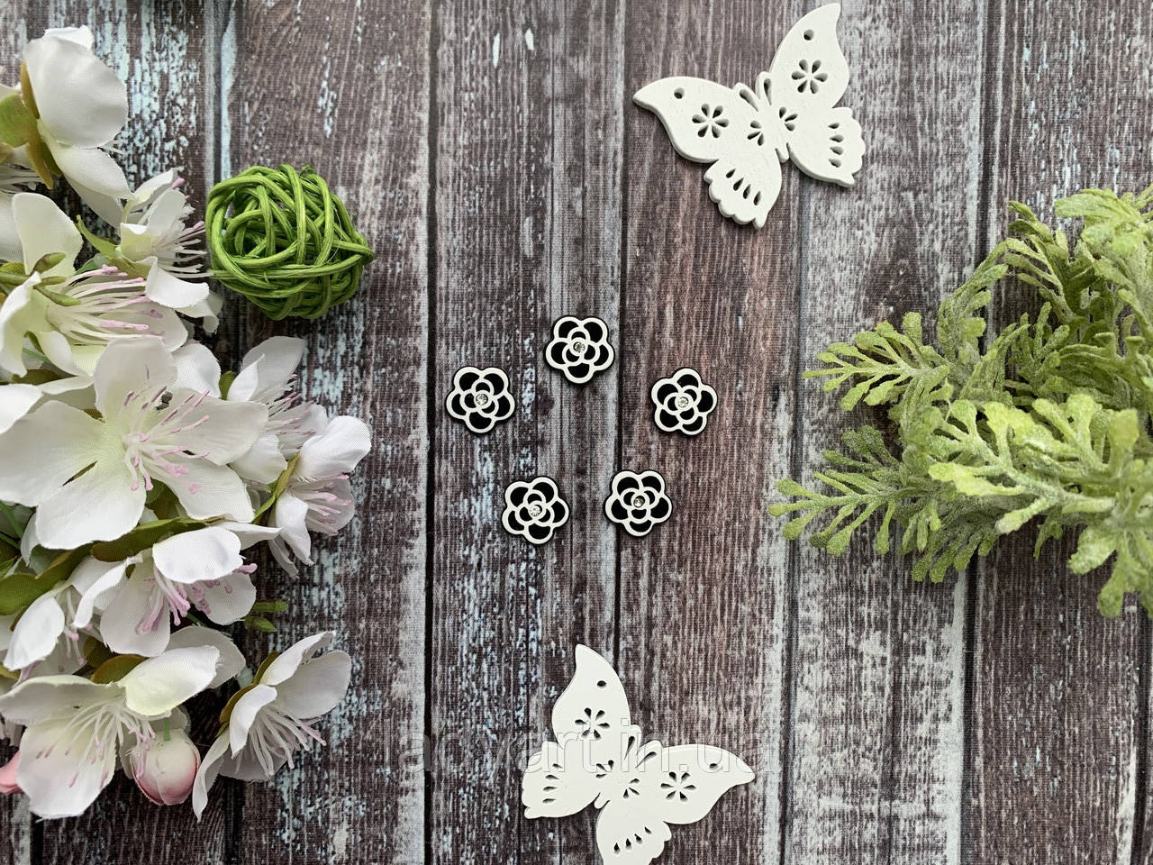 Кабошон "Квіточка зі стразою"1.5 х 1.5 см, 20 шт/уп. біла оптом, фото 1