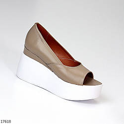 Бежеві відкриті шкіряні жіночі туфлі натуральна шкіра на білій платформі танкетці