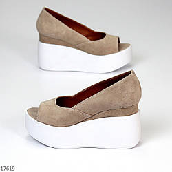 Бежеві відкриті замшеві жіночі туфлі натуральна замша на білій платформі танкетці