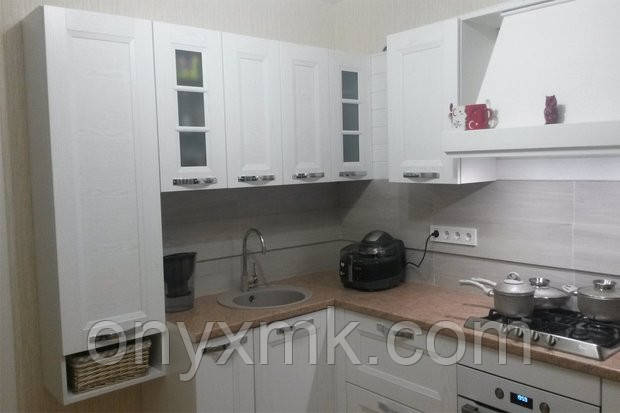 Кутова кухня з підвісним пеналом у класичному стилі