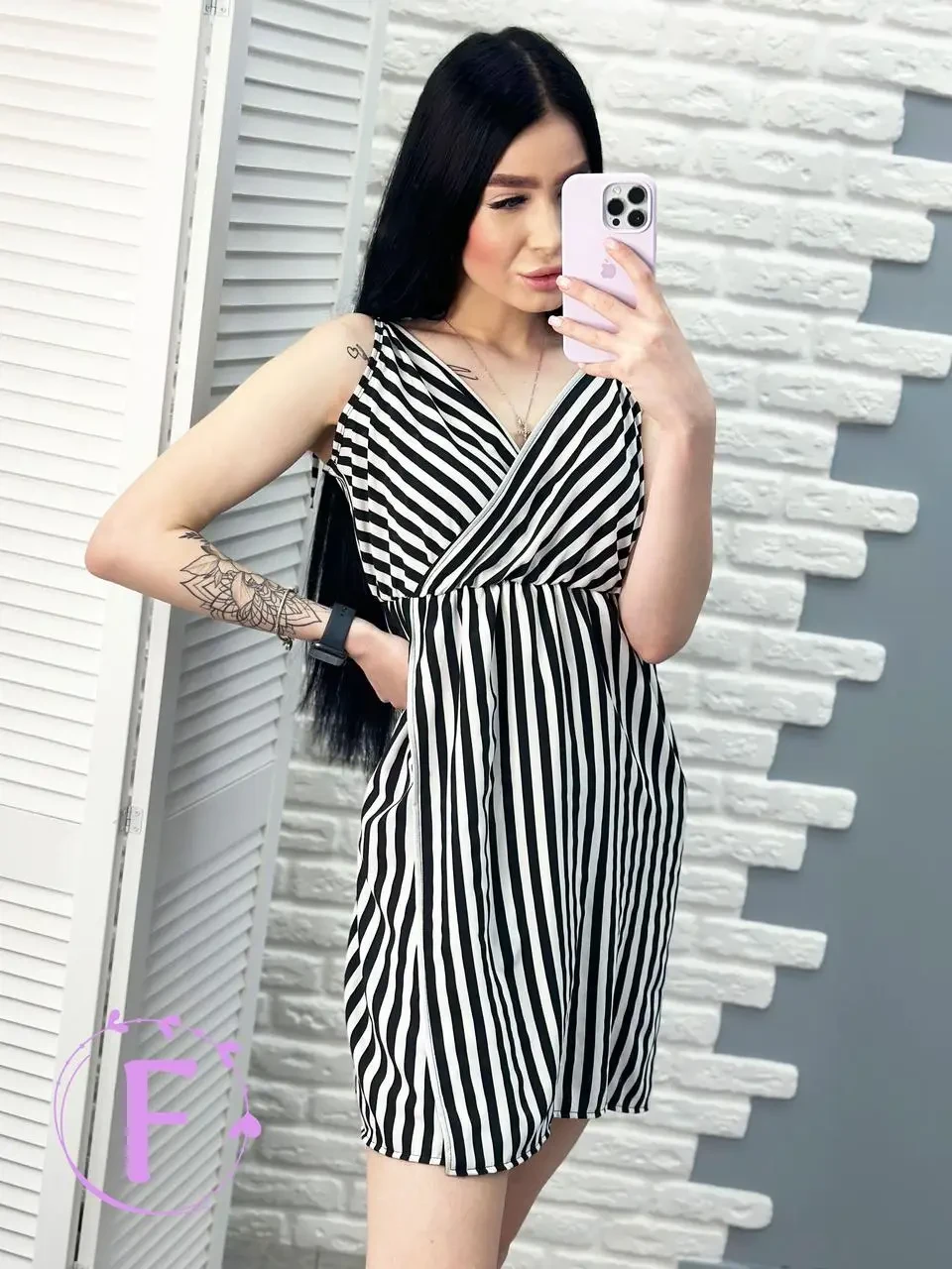 Літній жіночий сарафан до коліна з вирізом декольте