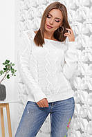 Красивый белый вязаный свитер