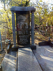 Пам'ятник гранітний з огорожею
