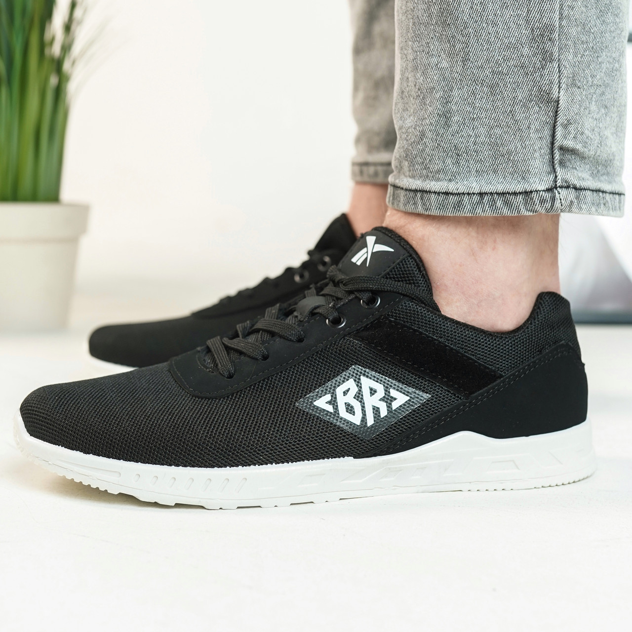 Чоловічі кросівки по доступній ціні, чорного кольору