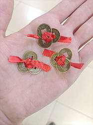 Китайські монетки зі стрічкою