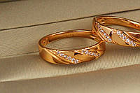 Кольцо Xuping Jewelry гладкое с косыми дорожками из камешков р 19 золотистое