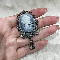 Елегантна брошка "Розкішна камея з підвіскою та цирконами у крапельному сріблі" - оригінальний подарунок дівчині