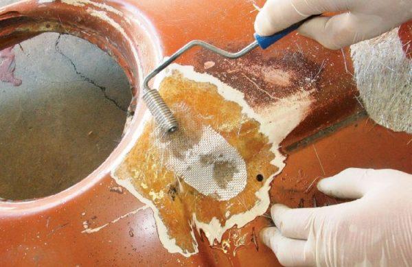 Пропитайте стеклоткань эпоксидной смолой КЕ «Slab-521»