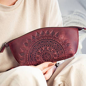 Шкіряна косметичка бордова з тисненням Сонечко