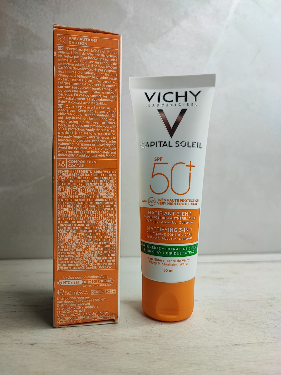 Солнцезащитный матирующий крем 3-в-1 для жирной, проблемной кожи spf50+ Vichy Capital Soleil Mattifying 3-in-1 - фото 3 - id-p1832483060