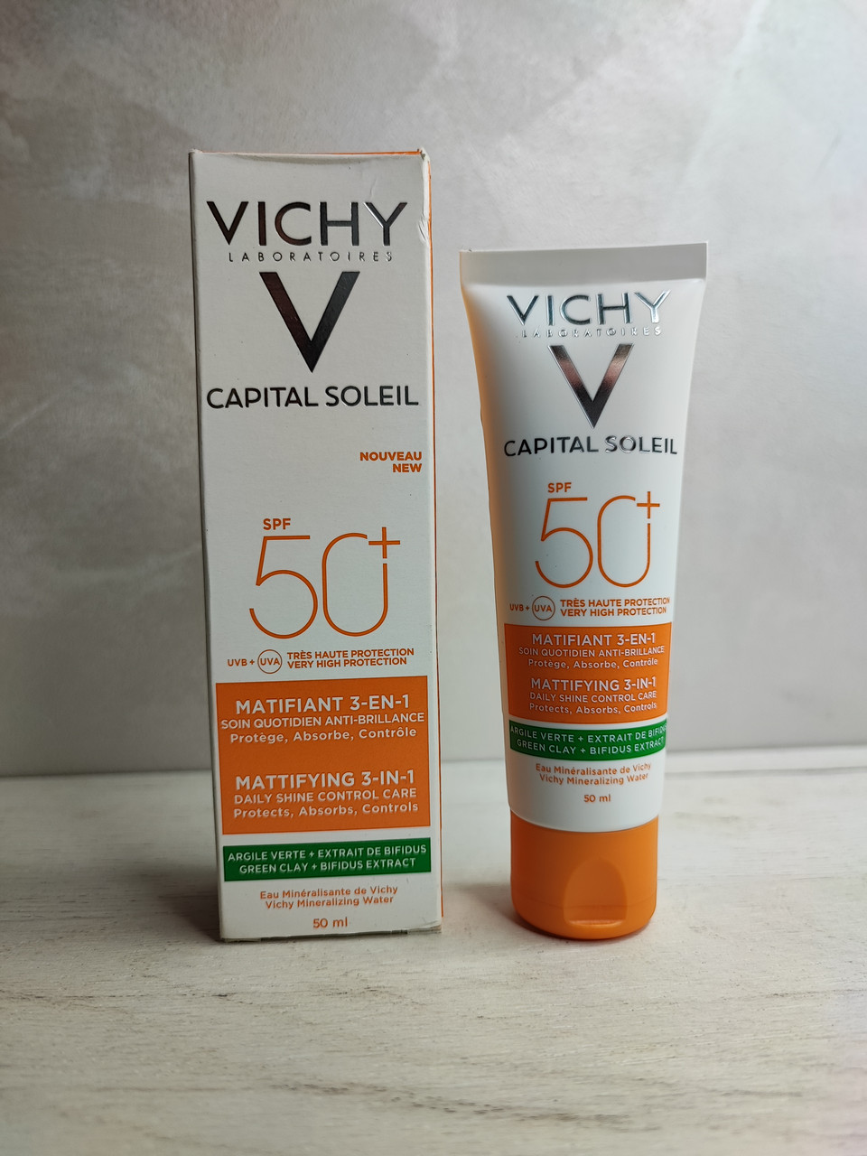 Солнцезащитный матирующий крем 3-в-1 для жирной, проблемной кожи spf50+ Vichy Capital Soleil Mattifying 3-in-1 - фото 2 - id-p1832483060