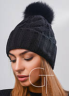 ШАПКА УЗОРОМ "КОСЫ" С ПЕСЦОВЫМ ПОМПОНОМ - 26815-8 чёрный