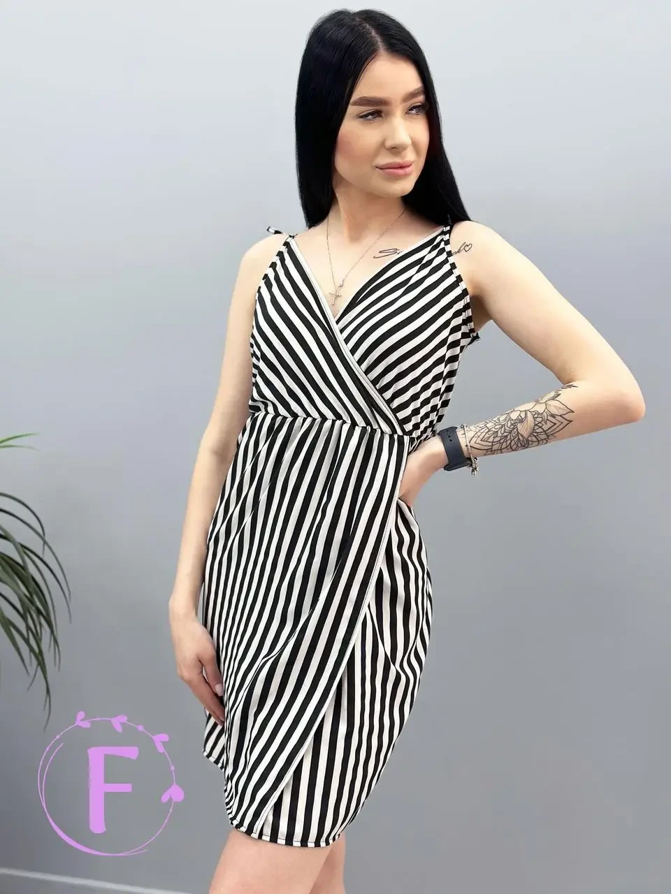 Жіноча сукня з відкритими плечима та кроєм на запах