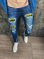 Мужские стильные зауженные джинсы синего цвета с нашивками и надписями Турецкие джинсы мужские