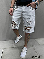 Мужские стильные базовые джинсовые шорты белого цвета с потёртостями