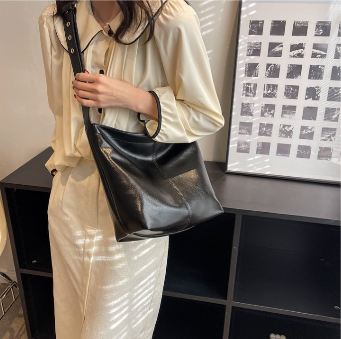 Модна жіноча сумка-шопер із широким ременем