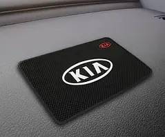 Антиковзний килимок у машину на торпеду з логотипом Kia