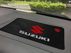 Антиковзний килимок у машину на торпеду з логотипом Suzuki