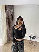 Чёрный женский укороченный топ с ассиметричным вырезом на одно плечо с длинными рукавами-митенками