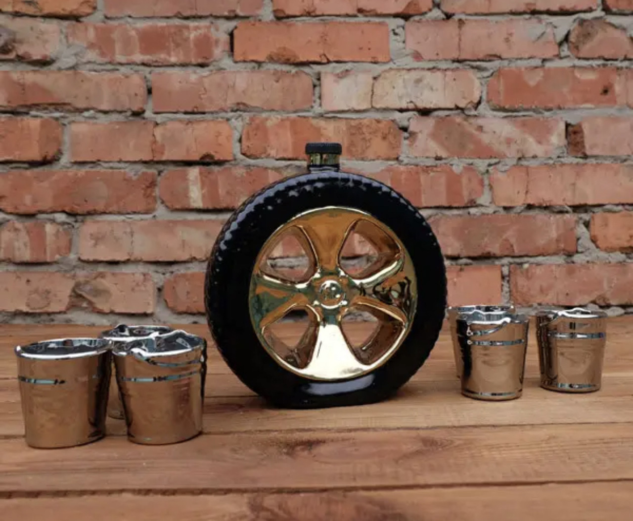 Подарочный набор автомобилисту/водителю "Запаска" в подарочной упаковке - колесо в виде бутылки с рюмками, фото 1
