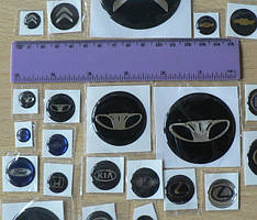 Круглі з логотипами та емблемами