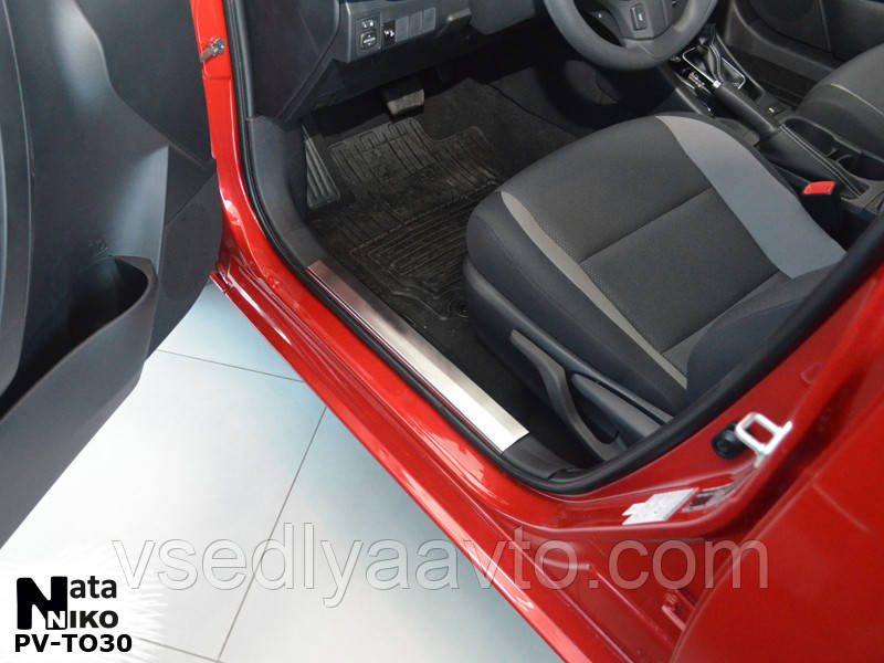 Накладки на пластикові пороги Toyota Corolla XI з 2012-2018 рр.