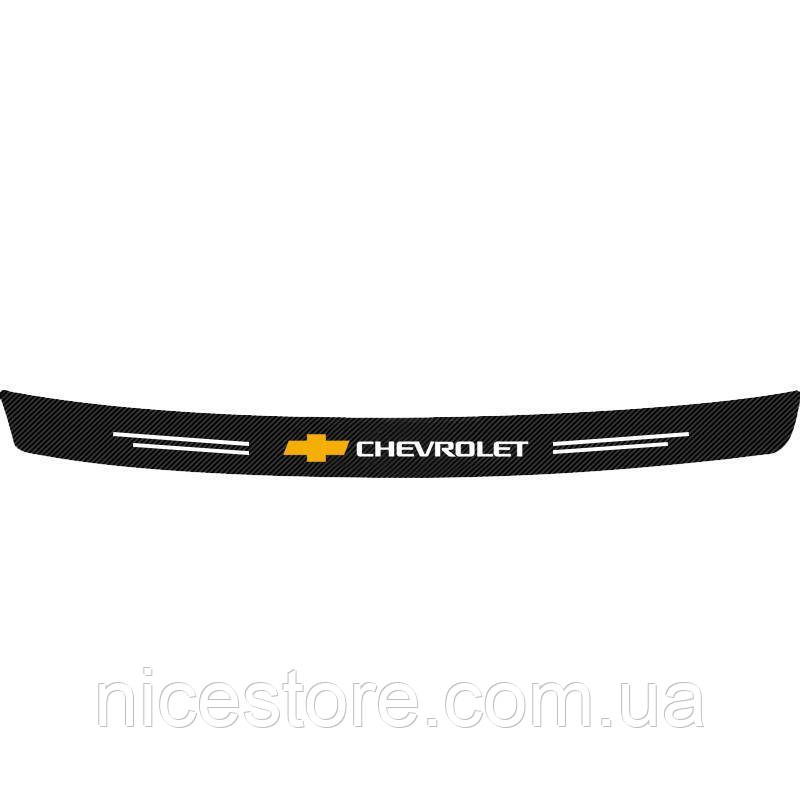 Наклейка на задній бампер заокруглена карбонова Chevrolet всі моделі та інші марки автомобілів 90х7см, фото 1