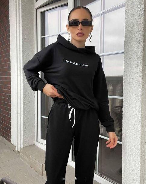 Стильний жіночий весняний костюм з патріотичним принтом UKRAINIAN, фото 1