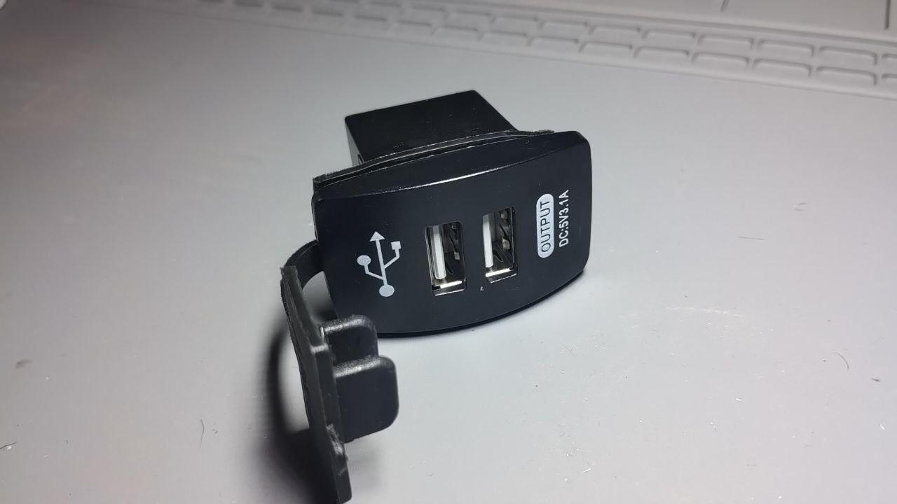 DC/DC перетворювач заряджання 12V-5V USB 3,1 А з зеленим підсвічуванням, врізний